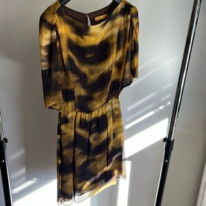 Alice + Olivia size XS women’s short sleeve short yellow black sheer dress